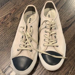 SeaVees tan tennis shows